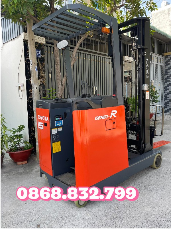 Xe nang dien dung lai Toyota