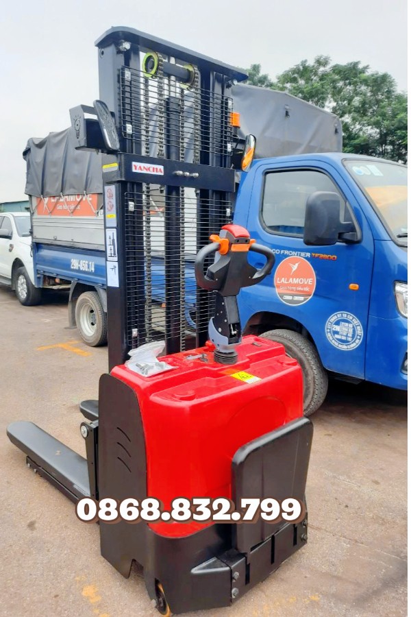 8 lý do đầu tư xe nâng điện có bệ đứng lái 5 Xe nang dien co be dung lai 3