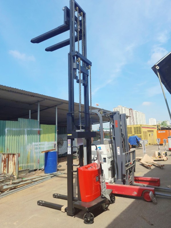 Thăng Hoa Năng Suất Với Xe Nâng Tay Điện Cao 7 Xe nâng tay điện cao 4m