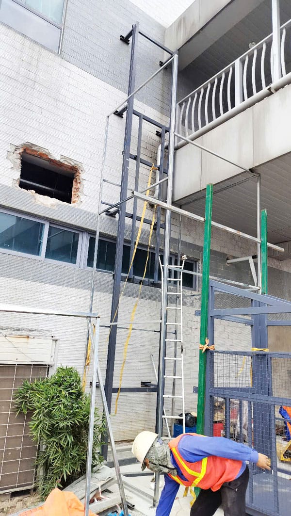 Tại Sao Nên Sử Dụng Thang Nâng Hàng Trong Nhà Xưởng/Công Trình Xây Dựng? 12 Sử dụng thang nâng hàng thuỷ lực 500kg nâng cao 5m