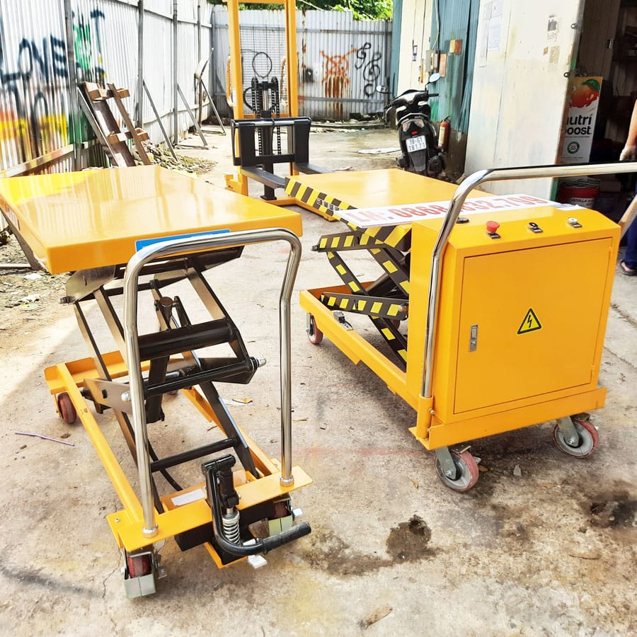 Đầu tư thiết bị nâng hạ: Lợi ích vượt trội cho doanh nghiệp 7 Thiết bị nâng hạ : Bàn nâng điện và bàn nâng thuỷ lực di chuyển đẩy tay