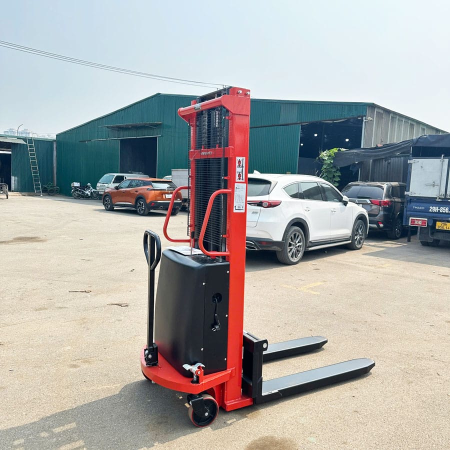 So sánh Xe Nâng Bán Tự Động và Xe Nâng Tay: Lựa chọn nào phù hợp? 4 Xe nâng bán tự động và xe nâng tay cao : Lựa chọn nào phù hợp ?