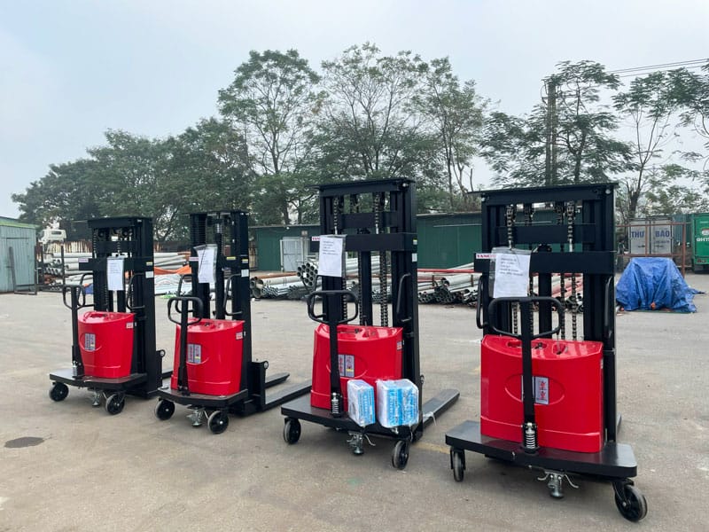 Đầu tư thiết bị nâng hạ: Lợi ích vượt trội cho doanh nghiệp 5 Thiết bị nâng hạ : Xe nâng bán tự động