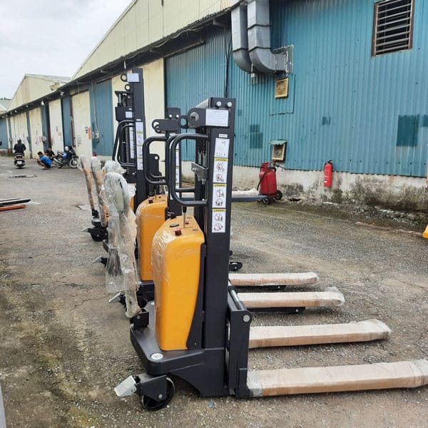 Xe Nâng Bán Tự Động: Nâng cao năng suất lao động, giảm chi phí vận hành 7 gia xe nang ban tu dong