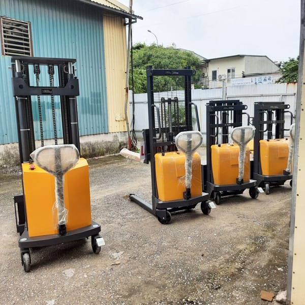 Tải trọng Xe Nâng Bán Tự Động: Chọn đúng để hiệu quả tối đa 4 Xe nâng bán tự động tải trọng 1 tấn. 1,5 tấn, 2 tấn