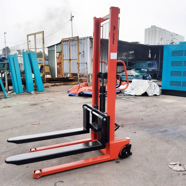 So sánh Xe Nâng Bán Tự Động và Xe Nâng Tay: Lựa chọn nào phù hợp? 5 Xe nâng bán tự động và xe nâng tay cao : Lựa chọn nào phù hợp ?