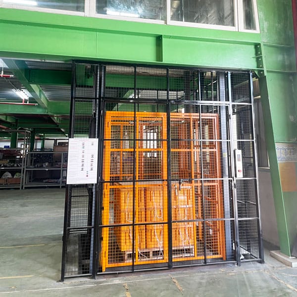 Tại Sao Nên Sử Dụng Thang Nâng Hàng Trong Nhà Xưởng/Công Trình Xây Dựng? 27 thang nang hang thuy luc 2 tan nang cao 4m 1