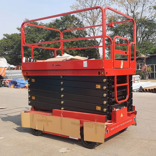 Có nên dùng Thang nâng người để làm việc trên cao ở các công trình xây dựng? 8 thang nang nguoi cat keo di bo lai
