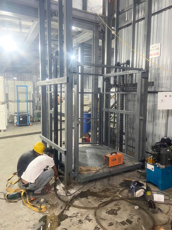 Thang nâng hàng thuỷ lực 1 tấn - Giải pháp tối ưu cho kho xưởng 16 lap dat thang nang hang thuy luc 1 tan 5m